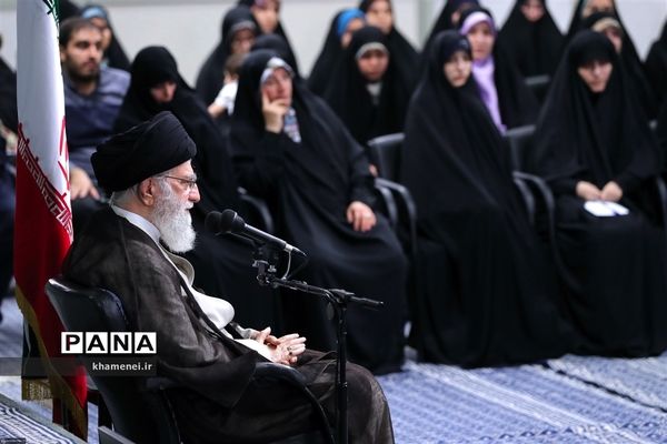 دیدار مدال‌آوران المپیادهای علمی و اعضای تیم ملی والیبال جوانان با رهبر انقلاب