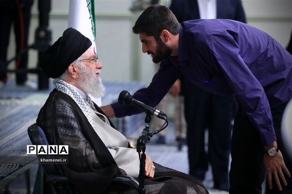 دیدار مدال‌آوران المپیادهای علمی و اعضای تیم ملی والیبال جوانان با رهبر انقلاب