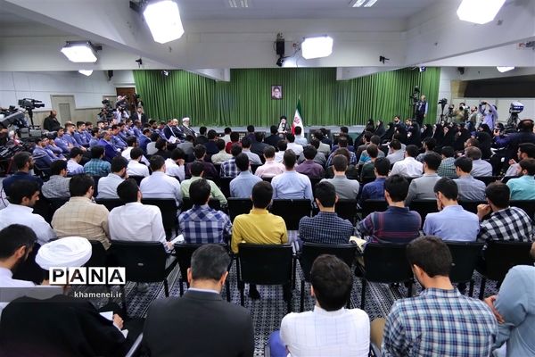 دیدار مدال‌آوران المپیادهای علمی و اعضای تیم ملی والیبال جوانان با رهبر انقلاب