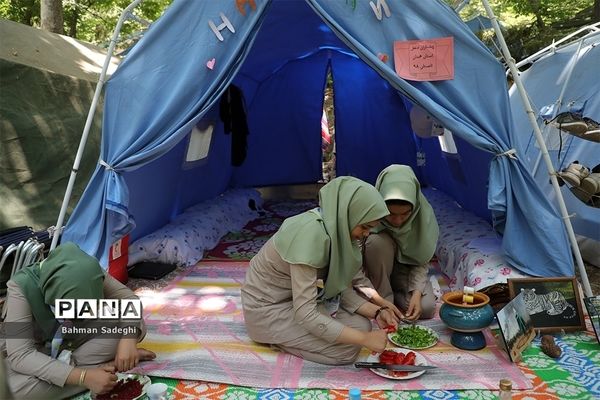 بازدید قائم مقام سازمان دانش آموزی از پخت غذا در نهمین دوره اردوی ملی پیشتازان دختر