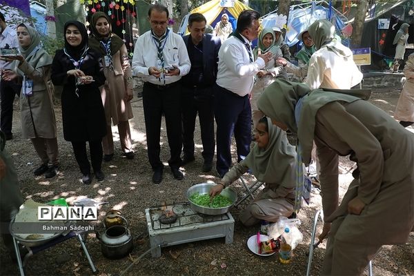 بازدید قائم مقام سازمان دانش آموزی از پخت غذا در نهمین دوره اردوی ملی پیشتازان دختر