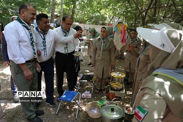 بازدید قائم مقام سازمان دانش آموزی از پخت غذا در نهمین دوره اردوی ملی پیشتازان دختر