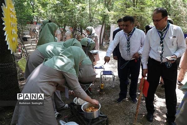 بازدید قائم مقام سازمان دانش آموزی از پخت غذا در نهمین دوره اردوی ملی پیشتازان دختر