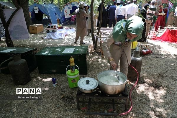 بازدید قائم مقام سازمان دانش آموزی از پخت غذا در نهمین دوره اردوی ملی پیشتازان دختر