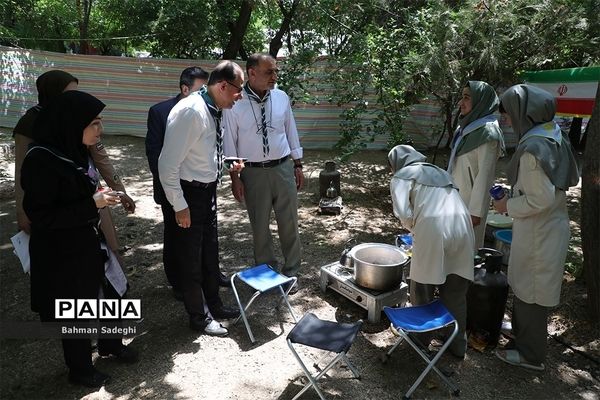 بازدید قائم مقام سازمان دانش آموزی از پخت غذا در نهمین دوره اردوی ملی پیشتازان دختر