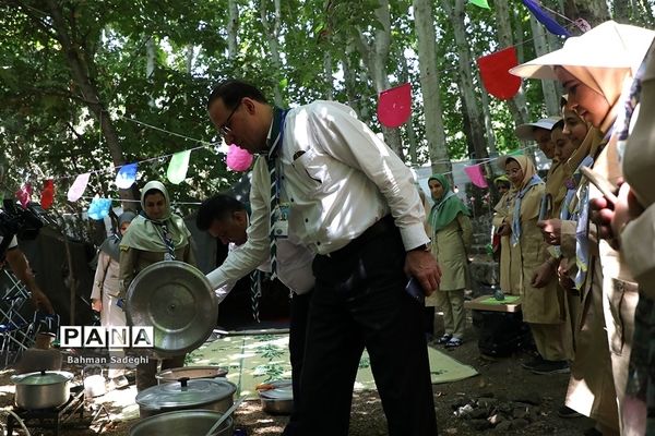 بازدید قائم مقام سازمان دانش آموزی از پخت غذا در نهمین دوره اردوی ملی پیشتازان دختر