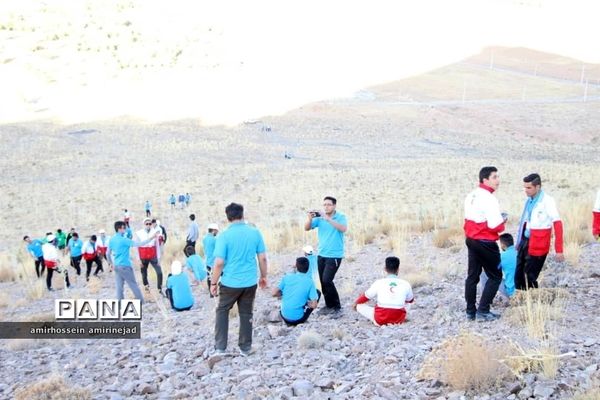 کوهپیمایی اعضای شرکت کننده در اردوی نشاط و امید جمعیت هلال احمر استان یزد