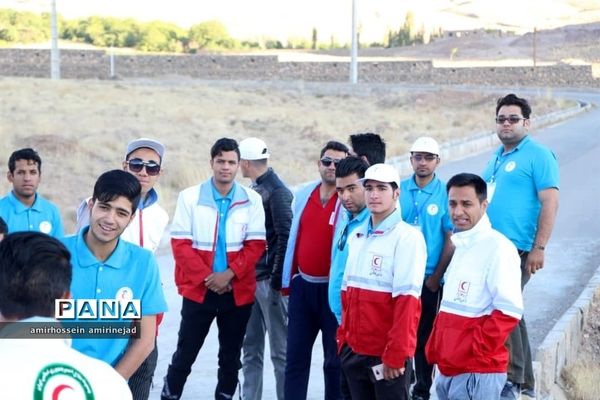 کوهپیمایی اعضای شرکت کننده در اردوی نشاط و امید جمعیت هلال احمر استان یزد