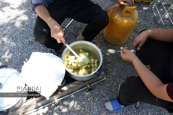 پخت و پز دانش‌آموزان پسر در نهمین دوره اردوی ملی پیشتازان کشور