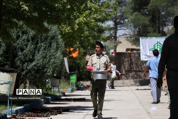 پخت و پز دانش‌آموزان پسر در نهمین دوره اردوی ملی پیشتازان کشور