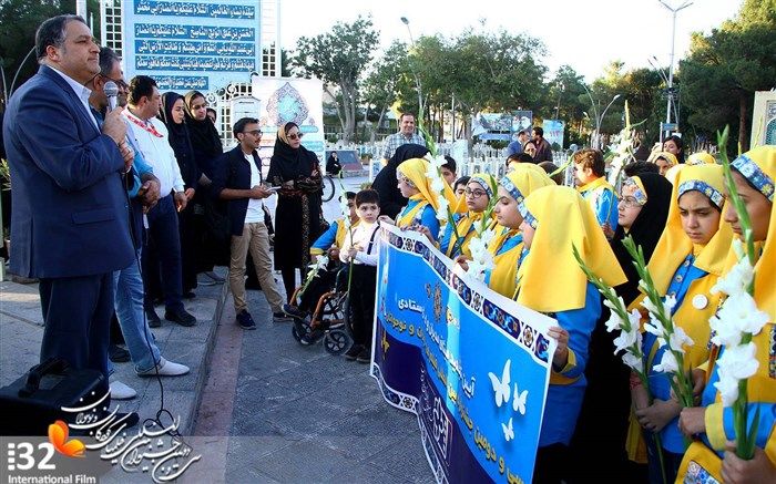 دیدار با ابرقهرمانان ایران: تابش و خبرنگاران نوجوان جشنواره در گلزار شهدای اصفهان