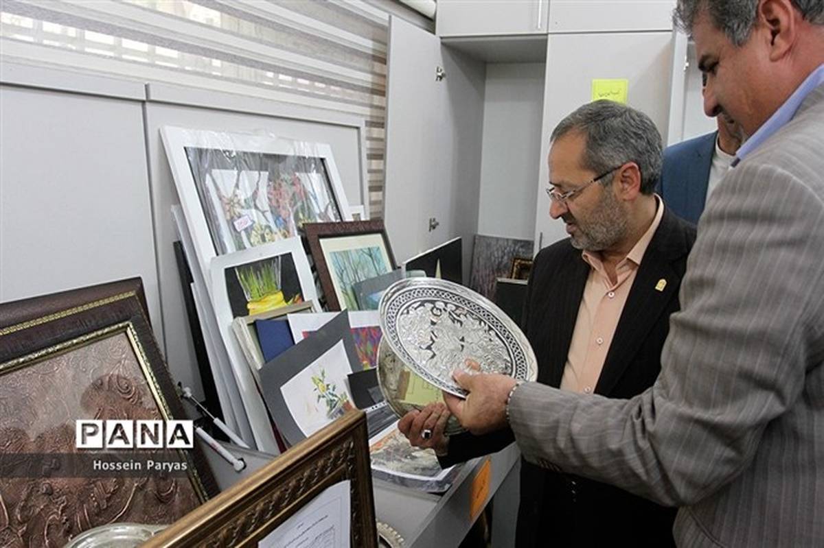 بازدید معاون پرورشی و فرهنگی آموزش‌وپرورش از نمایشگاه آثار تجسمی دانش‌آموزان