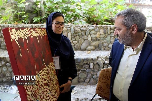 بازدید معاون پرورشی و فرهنگی آموزش‌وپرورش از نمایشگاه آثار تجسمی دانش‌آموزان جشنواره فرهنگی و هنری