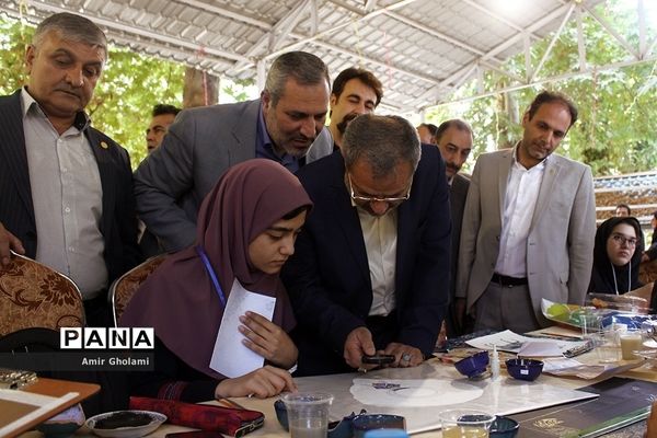 بازدید معاون پرورشی و فرهنگی آموزش‌وپرورش از نمایشگاه آثار تجسمی دانش‌آموزان جشنواره فرهنگی و هنری