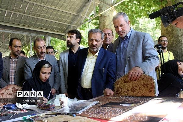 بازدید معاون پرورشی و فرهنگی آموزش‌وپرورش از نمایشگاه آثار تجسمی دانش‌آموزان جشنواره فرهنگی و هنری