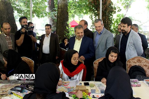 بازدید معاون پرورشی و فرهنگی آموزش‌وپرورش از نمایشگاه آثار تجسمی دانش‌آموزان جشنواره فرهنگی و هنری