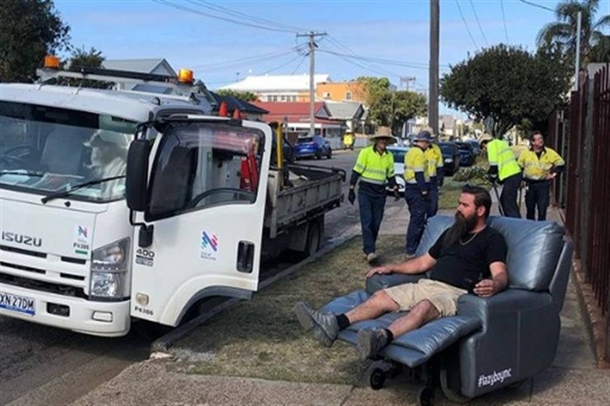 مد جالب و عجیب در خیابان های ولز جنوبی: صندلی های راحتی برقی در مسیر ماشین رو