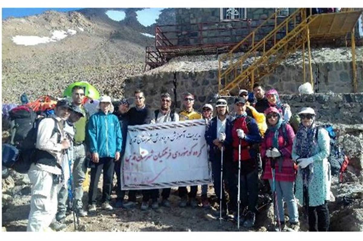 صعود گروه کوهنوردی فرهنگیان شهرستان قدس به قله دماوند