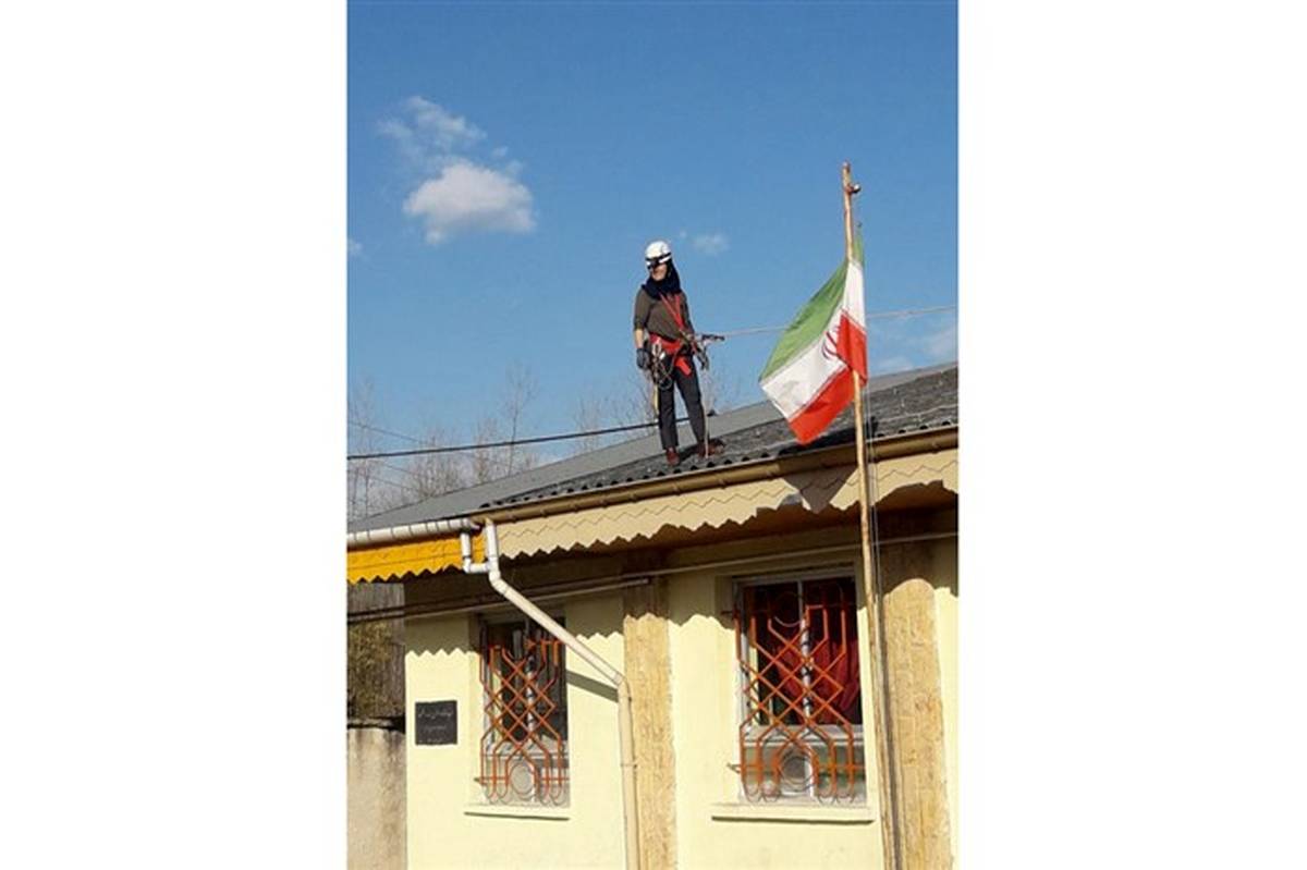 معلم غارنورد لاهیجانی که عکس او روی شیروانی سروصدا به پا کرد:  مدرسه برای پاک‌سازی سقف پول نداشت خودم  انجام دادم