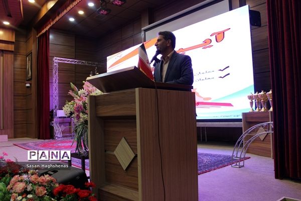 آیین تجلیل ازمعلمان و دانش‌آموزان نام آور مسابقات کشوری در رشته‌های ورزشی