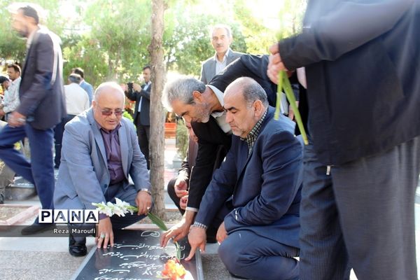 آیین غبار روبی مزار شهدا  به‌مناسبت گرامیداشت هفته دولت در ارومیه