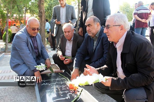 آیین غبار روبی مزار شهدا  به‌مناسبت گرامیداشت هفته دولت در ارومیه