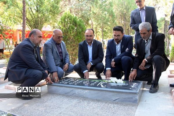آیین غبار روبی مزار شهدا  به‌مناسبت گرامیداشت هفته دولت در ارومیه