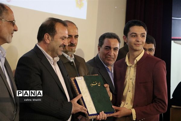 همایش تجلیل از رتبه‌های تک رقمی کنکور 98 و مدال‌آوران المپیاد استان فارس