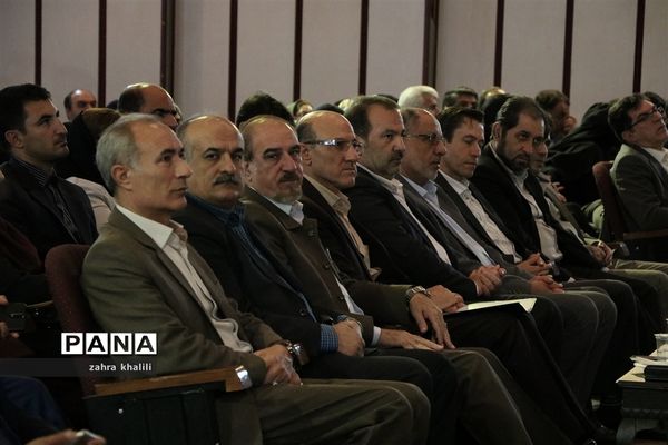 همایش تجلیل از رتبه‌های تک رقمی کنکور 98 و مدال‌آوران المپیاد استان فارس