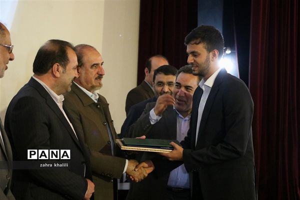 همایش تجلیل از رتبه‌های تک رقمی کنکور 98 و مدال‌آوران المپیاد استان فارس