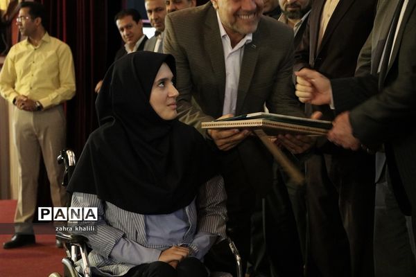 همایش تجلیل از رتبه‌های تک رقمی کنکور 98 و مدال‌آوران المپیاد استان فارس