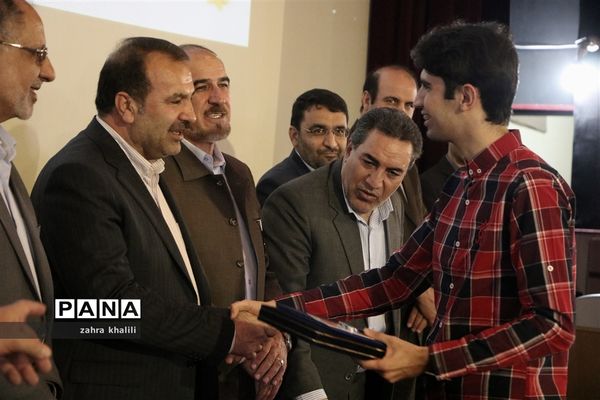 همایش تجلیل از رتبه‌های تک رقمی کنکور 98 و مدال‌آوران المپیاد استان فارس
