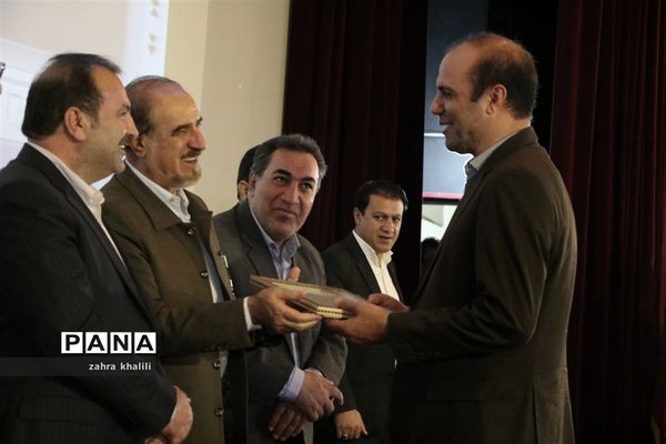 همایش تجلیل از رتبه‌های تک رقمی کنکور 98 و مدال‌آوران المپیاد استان فارس