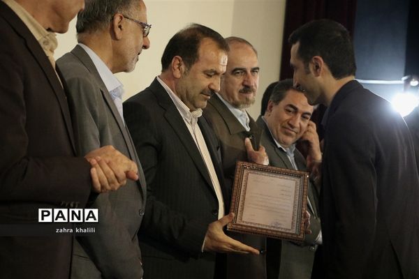 همایش تجلیل از رتبه‌های تک رقمی کنکور 98 و مدال‌آوران المپیاد استان فارس