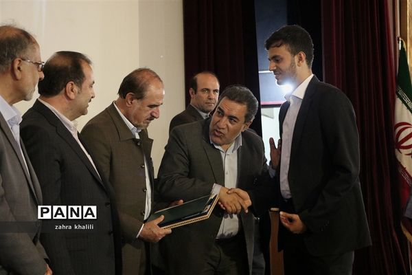 همایش تجلیل از رتبه‌های تک رقمی کنکور 98 و مدال‌آوران المپیاد استان فارس