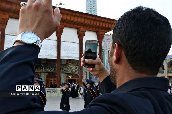 آیین سیاه‌پوشان حرم مطهر احمدابن موسی(ع) و تعویض پرچم گنبد با پرچم عزا