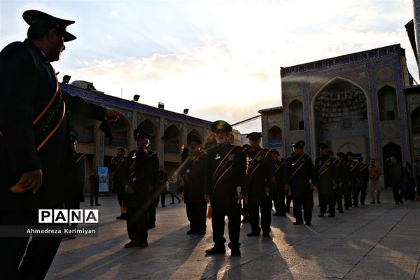 آیین سیاه‌پوشان حرم مطهر احمدابن موسی(ع) و تعویض پرچم گنبد با پرچم عزا