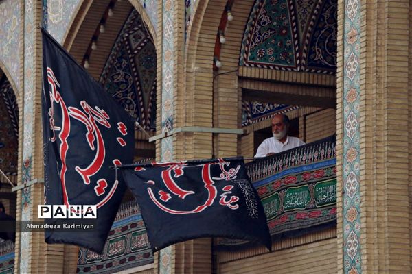 آیین سیاه‌پوشان حرم مطهر احمدابن موسی(ع) و تعویض پرچم گنبد با پرچم عزا