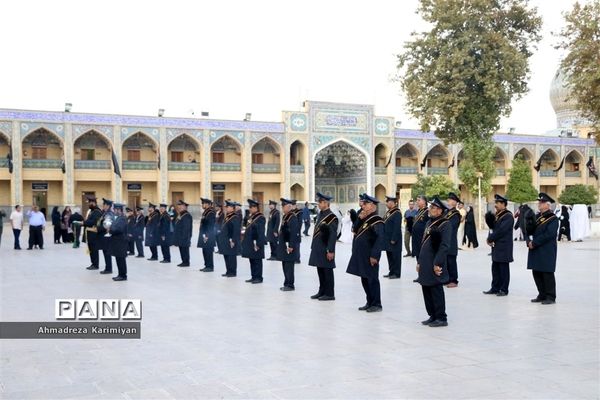 آیین سیاه‌پوشان حرم مطهر احمدابن موسی(ع) و تعویض پرچم گنبد با پرچم عزا