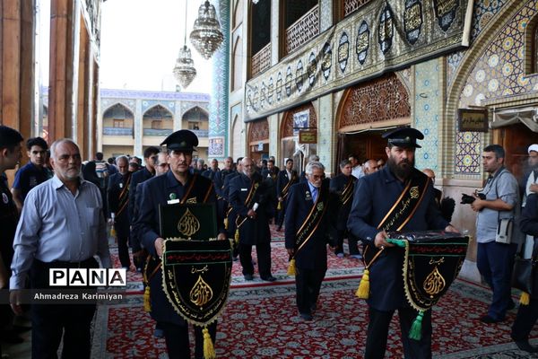 آیین سیاه‌پوشان حرم مطهر احمدابن موسی(ع) و تعویض پرچم گنبد با پرچم عزا