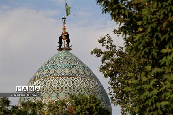 آیین سیاه‌پوشان حرم مطهر احمدابن موسی(ع) و تعویض پرچم گنبد با پرچم عزا