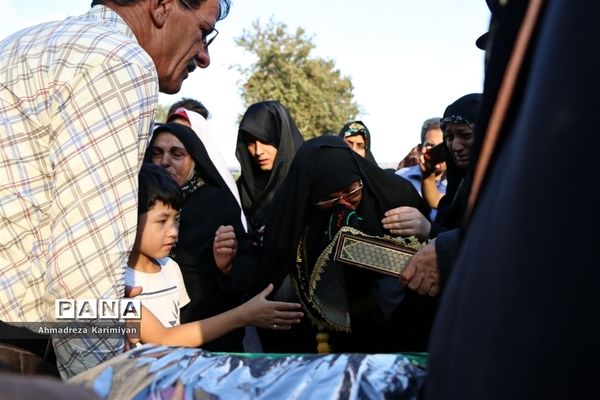 آیین سیاه‌پوشان حرم مطهر احمدابن موسی(ع) و تعویض پرچم گنبد با پرچم عزا