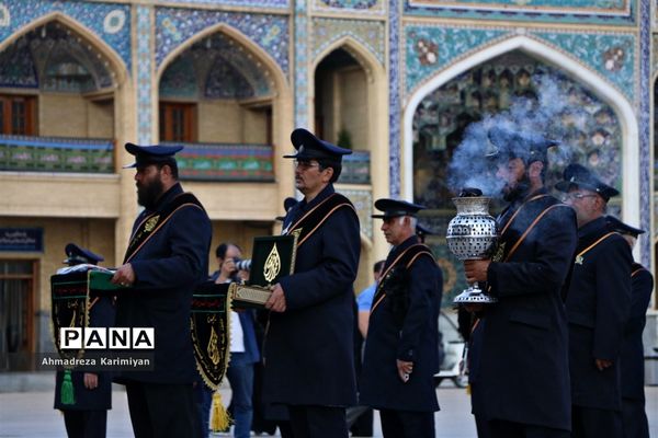 آیین سیاه‌پوشان حرم مطهر احمدابن موسی(ع) و تعویض پرچم گنبد با پرچم عزا