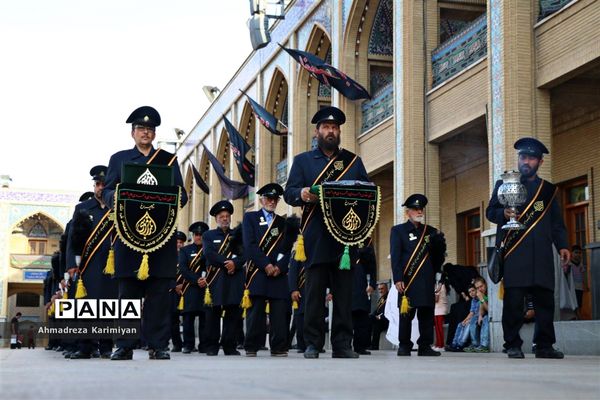 آیین سیاه‌پوشان حرم مطهر احمدابن موسی(ع) و تعویض پرچم گنبد با پرچم عزا