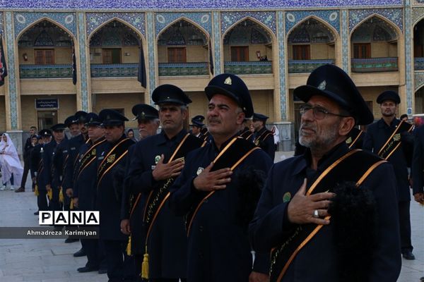 آیین سیاه‌پوشان حرم مطهر احمدابن موسی(ع) و تعویض پرچم گنبد با پرچم عزا