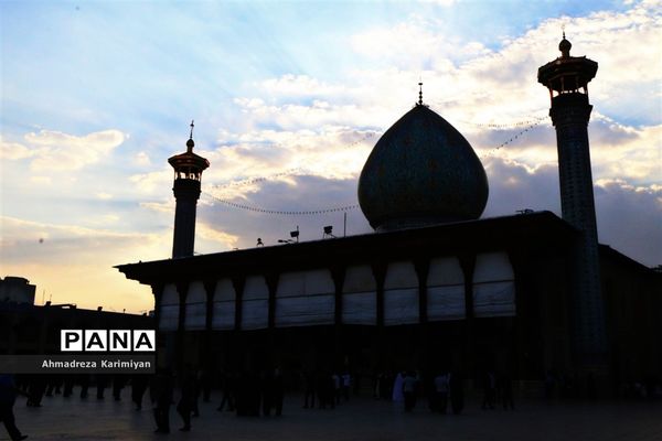 آیین سیاه‌پوشان حرم مطهر احمدابن موسی(ع) و تعویض پرچم گنبد با پرچم عزا