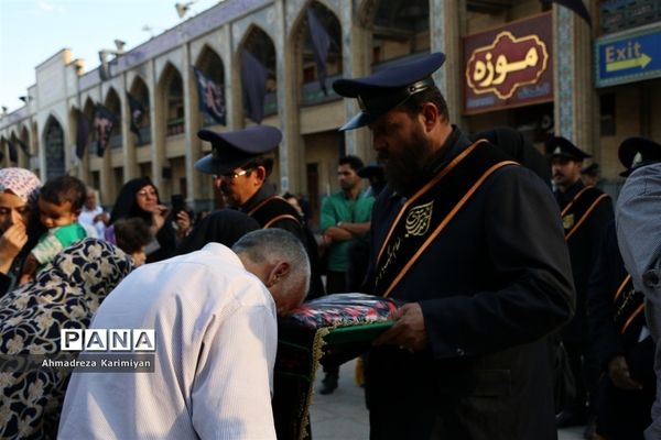 آیین سیاه‌پوشان حرم مطهر احمدابن موسی(ع) و تعویض پرچم گنبد با پرچم عزا