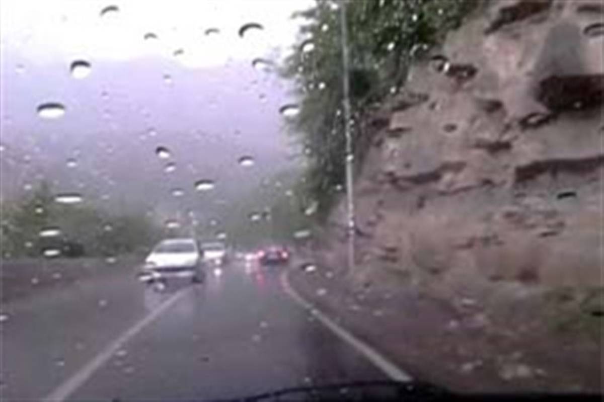 بارش باران در جاده‌های ۳  استان