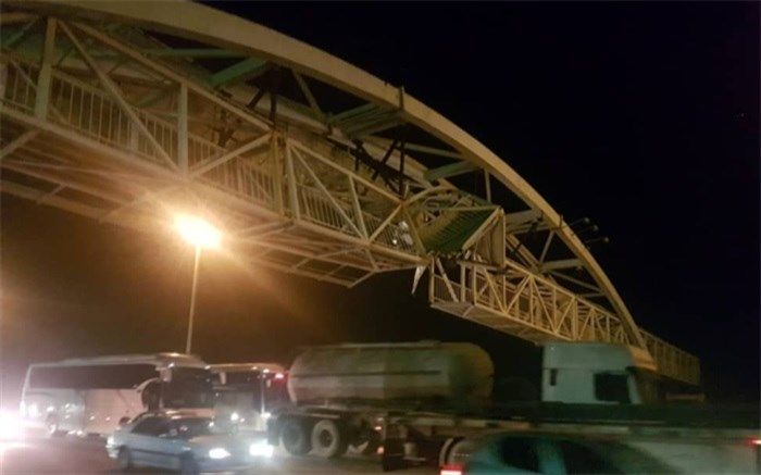 برخورد تریلر با پل عابرپیاده در بزرگراه قزوین - کرج