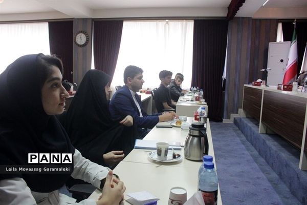 دیدار و گفت‌وگوی نمایندگان نهمین دوره مجلس دانش‌آموزی با مدیرکل آموزش و پرورش آذربایجان شرقی